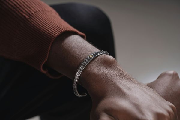 Les avantages d'un bracelet en argent chic pour homme