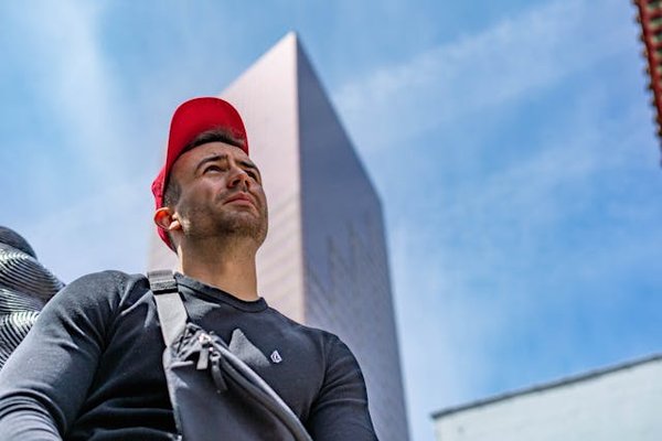 Quelles techniques pour porter des sacs banane avec élégance?