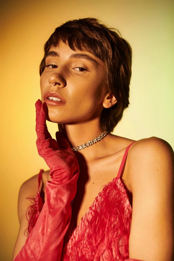 Comment porter des robes en dentelle avec des accessoires modernes pour un look de jour?