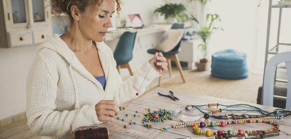 Quels types de bijoux privilégier pour une tenue de bureau en été sans surcharger?