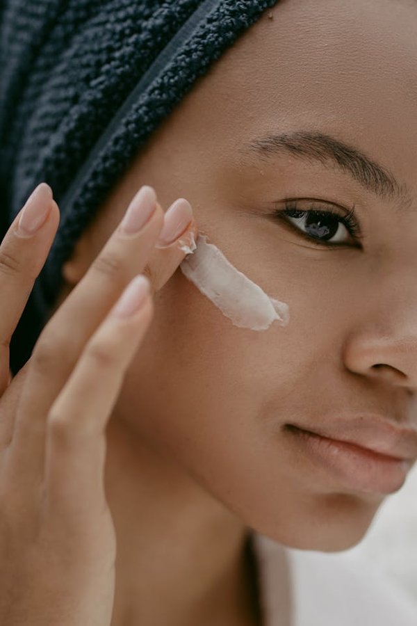 Quelles sont les meilleures pratiques de soins de la peau pour les femmes ayant une peau grasse?